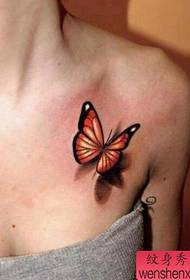 女の子の胸の美しい色の蝶のタトゥーパターン
