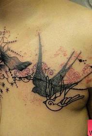 Modello di tatuaggio occhio seducente seducente stile torace femminile