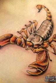 Skorpió tetoválás minta: mellkas színű csipesz tetoválás minta