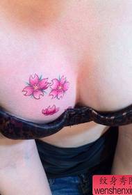 patrón de tatuaxe de flor de cereixa en cor de peito de rapaza