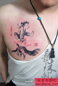 Gizonezkoen aurreko bularrean tinta klasikoko lotusa eta mutilen tatuaje eredua