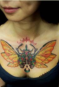 ličnost djevojka na prsima modna slika dobrog izgleda tetovaža insekta