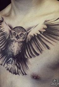 vīrieša priekšējā krūtīs foršs klasiskās melni pelēkās pūces tetovējuma raksts