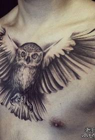 modèle de tatouage hibou gris noir classique gris poitrine homme avant