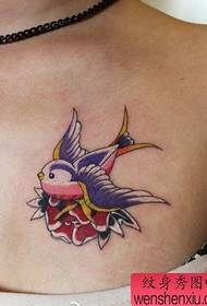 schoonheidskist een klein zwaluw tattoo-patroon