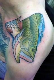 плечо наполовину зеленая рыба выпрыгивает из воды рисунок татуировки