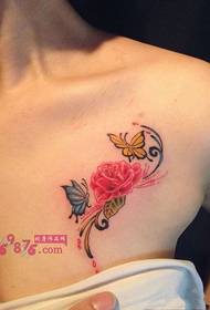 kişilik kadın göğüs kan gülü kelebek dövme desen resmi