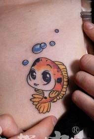 Flickas bröstkorg söt tecknad fisk tatuering mönster