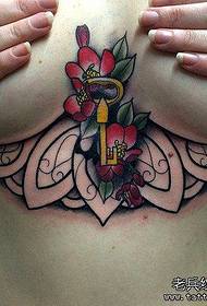 muller traballo creativo tatuaxe peito