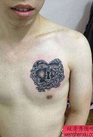 patrón de tatuaje de cadena de amor fresco en el pecho delantero masculino