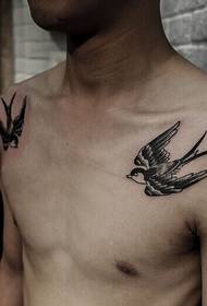 時尚人的胸部雙燕子紋身
