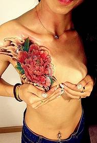 seksikäs nainen rinnassa kaunis hyvännäköinen väri pioni tatuointi kuva