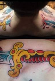 Момци за тетоважи на Бајојан, тетоважа со мечеви во боја на рамо