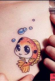 disegno del tatuaggio ragazza calamari petto piccolo