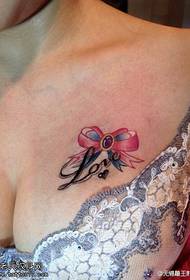 moteriška krūtinė Spalvotas laiško tatuiruotės raštas