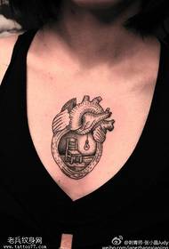 modello di tatuaggio cuore torace femminile