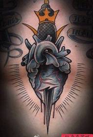 мъжки преден гръден пиърсинг сърдечен кинжал татуировка ръкопис