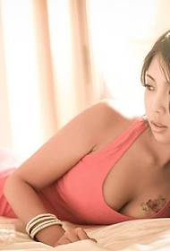 foto di tatuaggio di bellezza sexy petto rosa