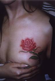 sexig skönhet bröstet vackert ser ros tatuering bild