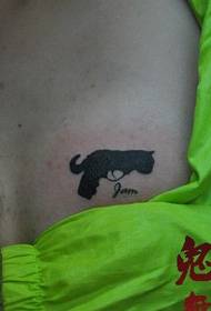 Meisjes borst schattig totem kat pistool tattoo patroon