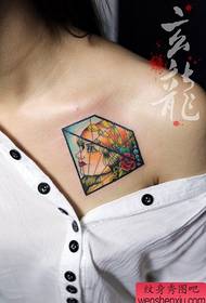 Diamanti popolari popolari sul petto per ragazze e disegni di tatuaggi di bellezza