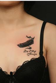 femmina sexy Bella e bella immagine del tatuaggio con la piuma sul petto