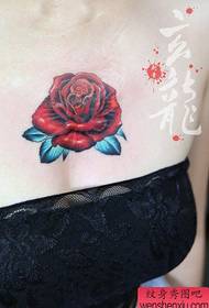 petto di ragazze bellissimo modello tatuaggio tatuaggio color pop