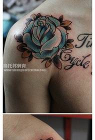 vyriškos priekinės krūtinės klasikinė populiarioji rožė su raidžių tatuiruotės modeliu