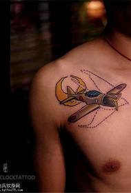 груди у облику груди личности тетоважа авиона