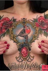Frau tiefes V Tattoo funktioniert