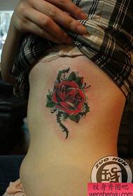 pit de costat bellesa patró de tatuatge de rosa pop