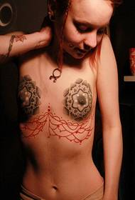 aprecierea sexy a modelului de tatuaj floare piept feminin