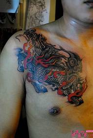 Mężczyzna w klatce piersiowej osobowość dominująca moda ogień jednorożec tatuaż wzór obrazu