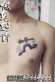modello di tatuaggio lettera Bilancia sul petto