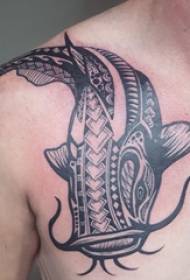 tatuazh kafshësh Baile mashkull mbi shpatull fotografi tatuazh kallamar i zi