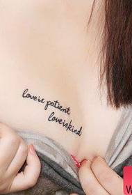 纹身秀图吧推荐一幅性感的胸部字母纹身图案