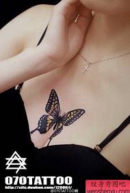 skjønnhet bryst vakkert sommerfugl tatovering mønster