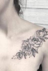 djevojačko rame crno-sivo cvijeće tetovaža umjetničko djelo