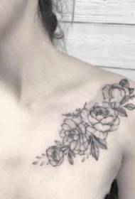 Ang balikat ng batang babae na itim na kulay-abo na bulaklak na tattoo tattoo