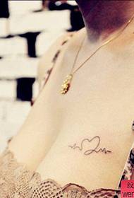 meisje borst elektrocardiogram kleine verse tattoo patroon