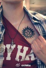una foto Totem petto maschile pentagramma stella sole modello tatuaggio