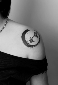 fată umăr model negru și alb tatuaj chinezesc
