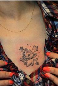 სექსუალური ქალი წინა მკერდზე ლამაზი ეძებს kitten tattoo სურათი