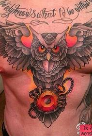 tatuaggi creativi di gufo sul petto