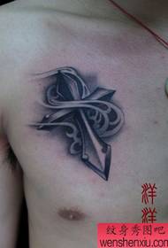 padrão de tatuagem cruz popular bonito no peito