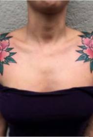 Symetrické tetování ramenních květů pracuje na ženských bedrech