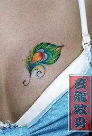 phatrún tattoo cleite cleití peacock dea-bhreathnaithe cailín