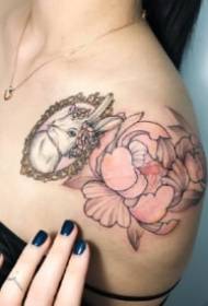 18 красивих дизайнів татуювань для ключиць до плеча у дівчаток