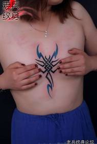 alternatív szexi szépség mellkasi színű totem skorpió tetoválás mintával