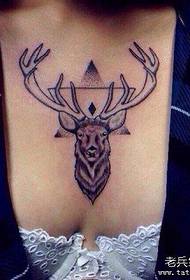 tattoo yesifuba se-antelope yabesifazane iyasebenza